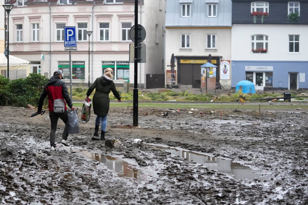 <p>Все повече реки в Централна Европа излязоха от коритата си и предизвикаха наводнения, които отнеха живота на най-малко десет души от Полша до Румъния и оставиха много градове потопени или засегнати от прииждащи, пълни с отломки води след дни на проливни валежи, предаде Ройтерс.</p>