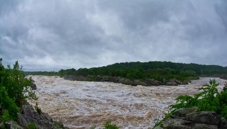 буйна река буря - СЛЕД ЗАМЪРСЯВАНЕ: Правят проверка на Искър!