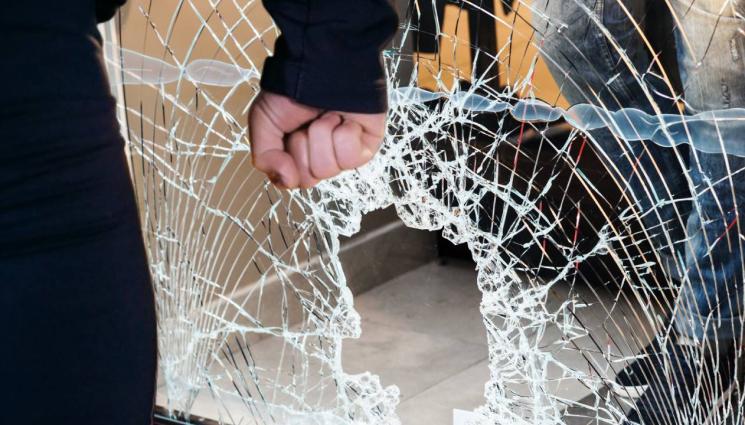 агресия - МЕЛЕ НА ПЪТЯ: Синът на известен композитор нападнат от агресивен шофьор!