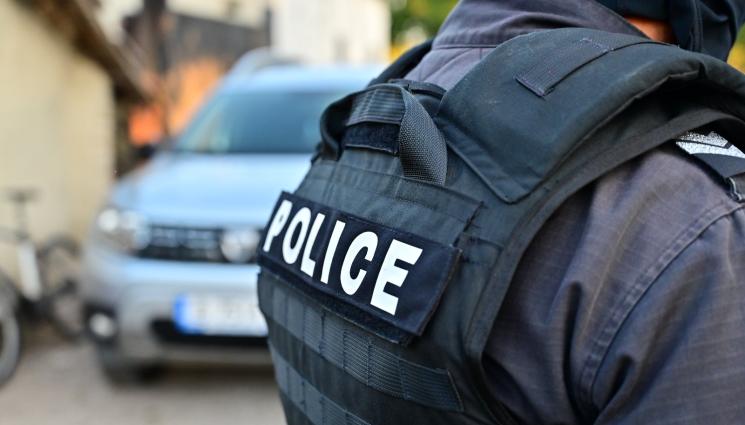 полиция - ЕКШЪН В СОФИЯ: Полицията блокира цял блок, от прозорците изскачат хора!