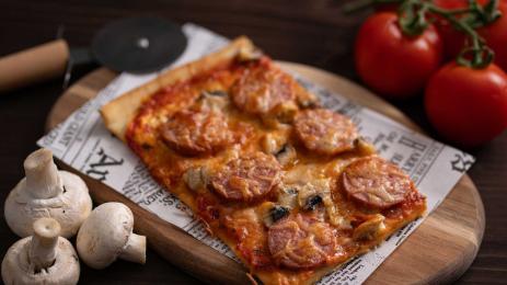 пица с наденица