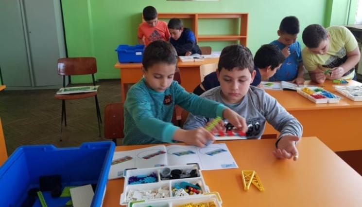 ученици - Иновативно в един урок - история и биология в тема за социализма