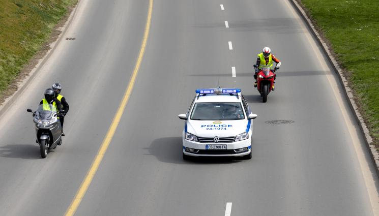 моторист София - Моторист блъсна двама души в София и избяга!