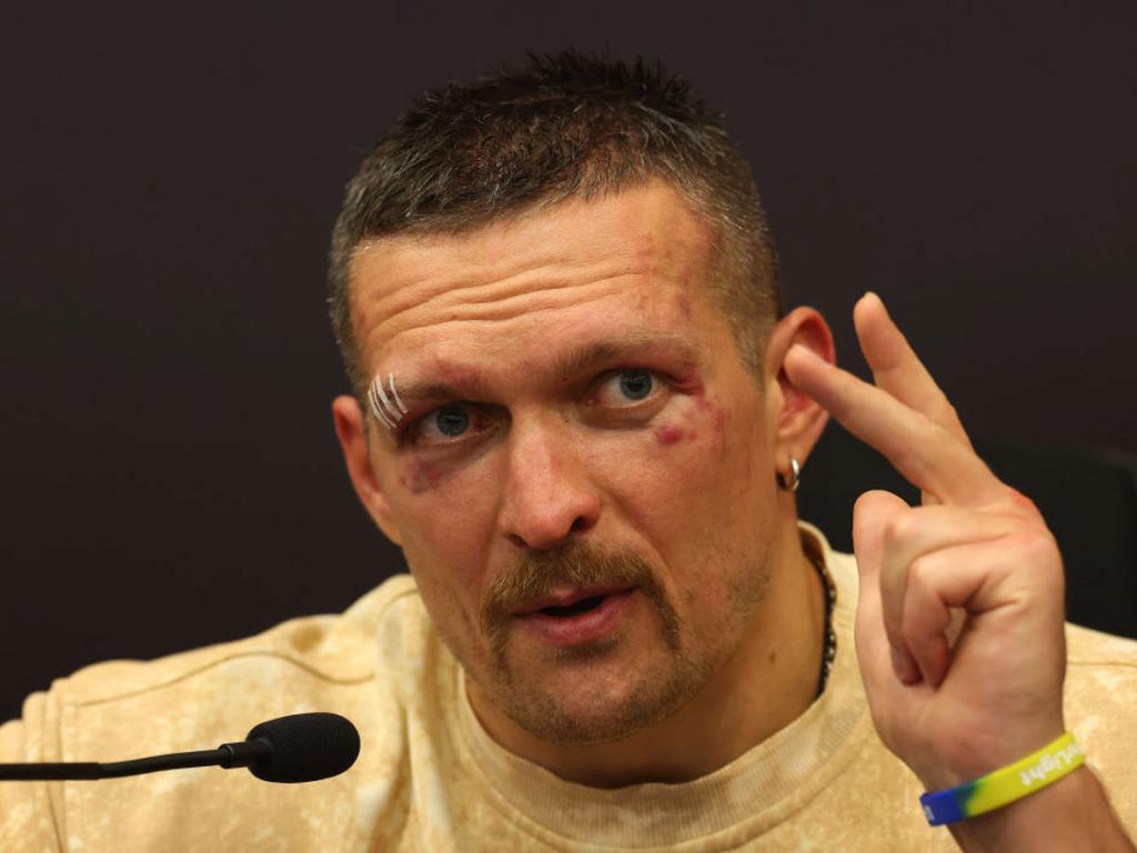 Боксьорът Олександър Усик е бил задържан на летището в Краков