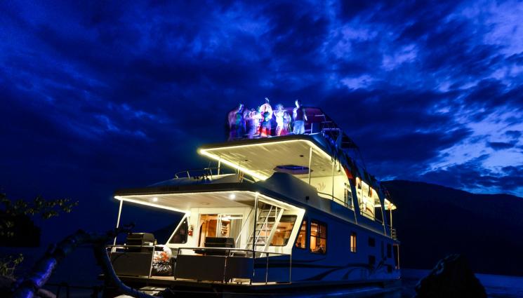 кораб - СЪСИПА КУПОНА: Покрив на парти лодка се срути!