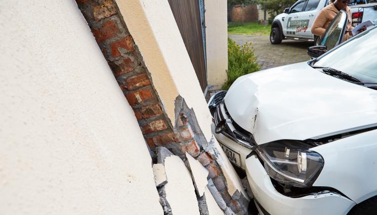 кола - Шофьорка се вряза в кухнята на възрастна жена!