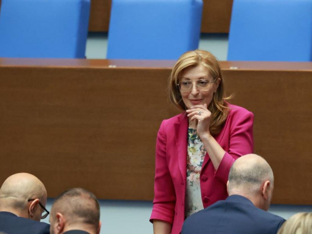 Парламентът прекрати пълномощията на Екатерина Захариева като народен представител За