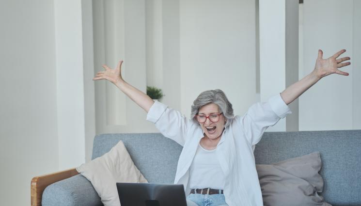 социални мрежи - Фейсбук прави младите самотни, но ободрява старите!