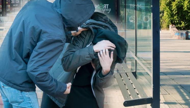 бой - ЖЕСТОКОСТ: Откриха пребито дете да лежи на спирка!