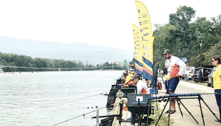 К - И ЛОВЕЦ СЪМ, И РИБАР СЪМ: Румъния спечели световното на Гребния канал, участваха 26 отбора от 17 страни