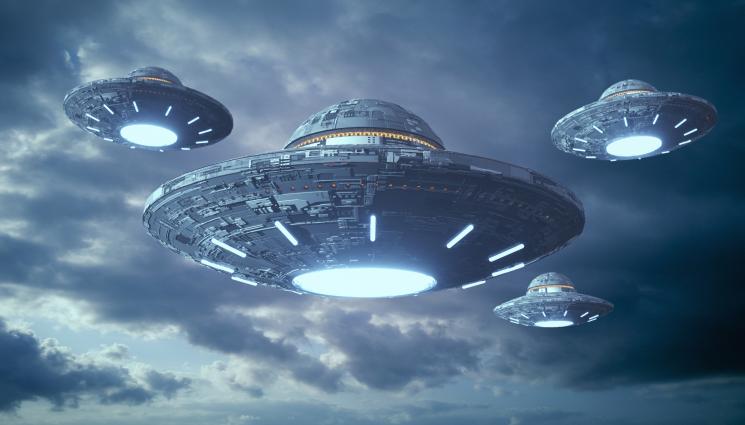 летяща чиния - ПАНИКА ЗАРАДИ НЛО: Заснеха летяща чиния над бензиностанция! (ВИДЕО)