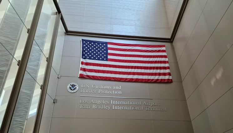 САЩ знаме - САЩ разглеждат отново решението за отмяна на визите за румънци