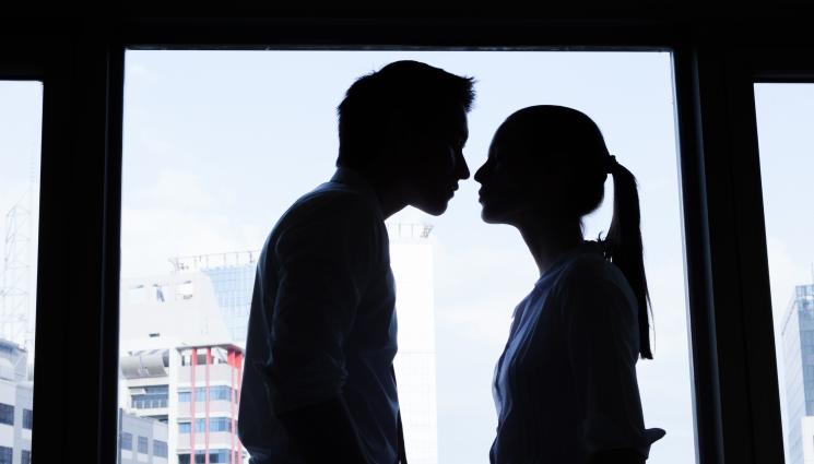 афера - СТРАШЕН ЦИРК: Уволниха зам.-министър, след като жена му го хвана в изневяра! (ВИДЕО)