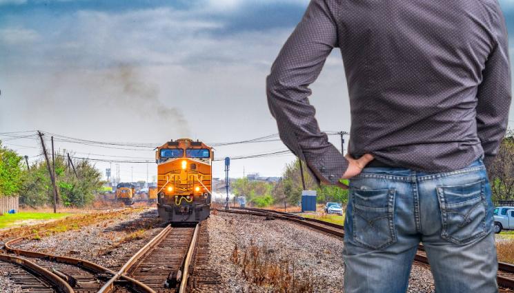 влак пикаене - Посетител на Октоберфест се облекчи на релсите, влакът закова на метри!