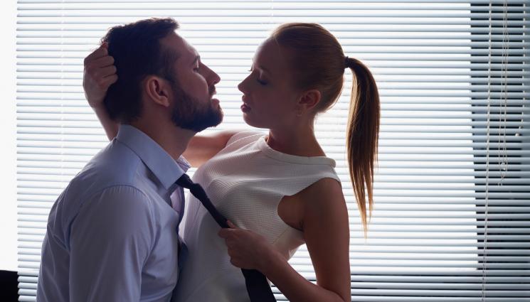 офис секс - СЛАДКА РАБОТА: Сексът сменя обяда в офиса!