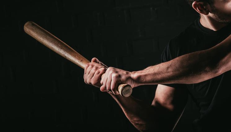 бейзболна бухалка - УЖАС: Бой с бухалка и макетен нож пред блок