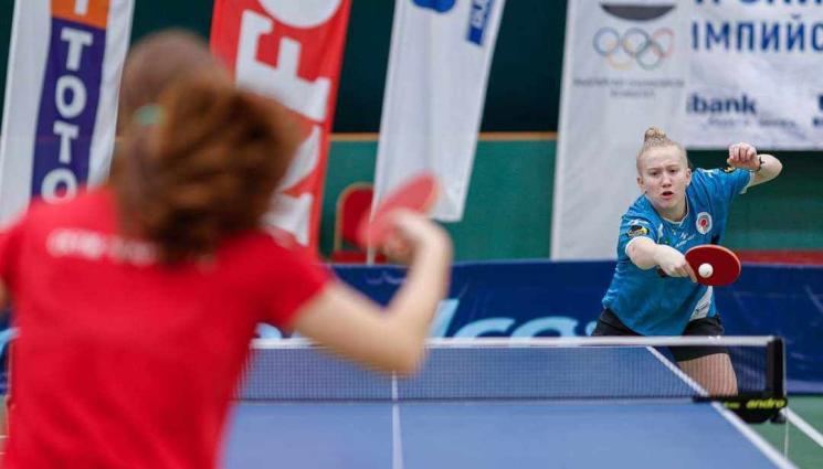 Анита Петкова тенис на маса - 16-годишна русенка хит и на държавното по тенис на маса в Пловдив, взе 3 медала