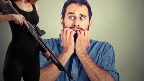 жена пушка страх уплашен