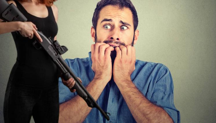 жена пушка страх уплашен - НАСИЛИЕТО ОБУ ТОКЧЕТА: Жена с пушка измъчва бившия си!