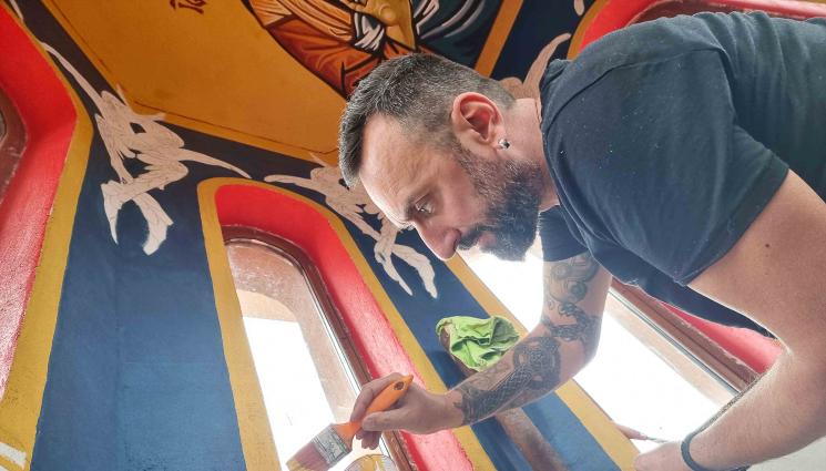 златно време - ЗЛАТНО ВРЕМЕ: Кюстендилец благодари на Господ с четка в селото на детството си (СНИМКИ)