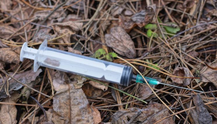 игли - ОЧИТЕ НА ЧЕТИРИ! Бодат ни с игли от спринцовки и пирони в градския транспорт! (ВИДЕО)