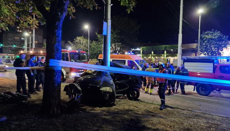 БТА - ЗВЕРСКА КАТАСТРОФА: Кола се заби в стълб - шофьорът остана на място!