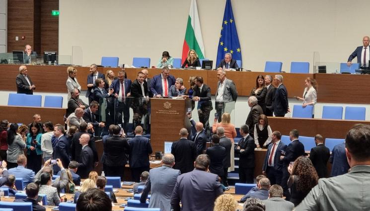 парламент - ЦИРК В ПАРЛАМЕНТА НА ИЗПРОВОДЯК: Блокаж на трибуната, спрени микрофони и пеене на химна на тъмно!