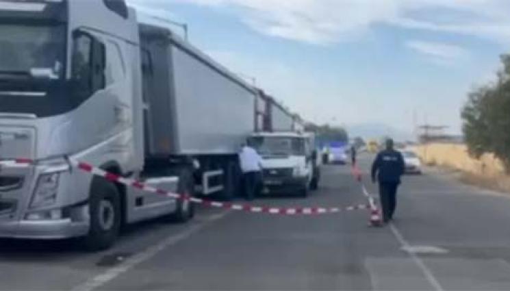 тир - СЛЕД КАТО ДВАМА БЯХА СМАЗАНИ: МВР обвини неправилно паркираните тирове