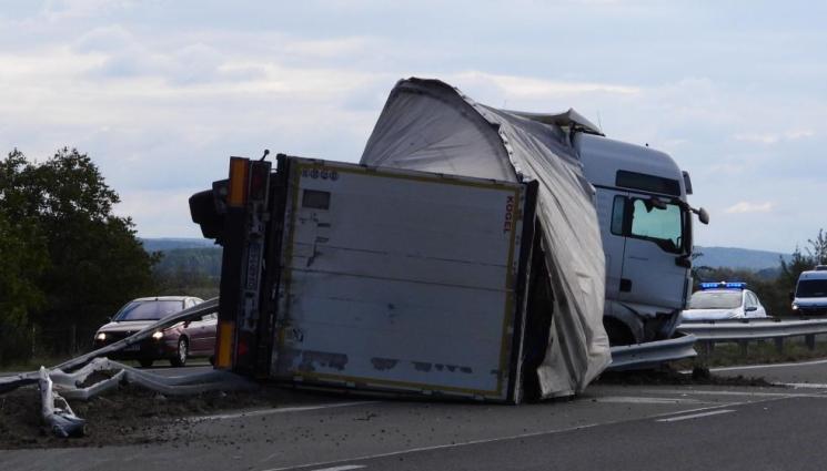 водка - ПИЯНИЦИТЕ ПЛАЧАТ: Река от алкохол заля „Марица“! (СНИМКИ)