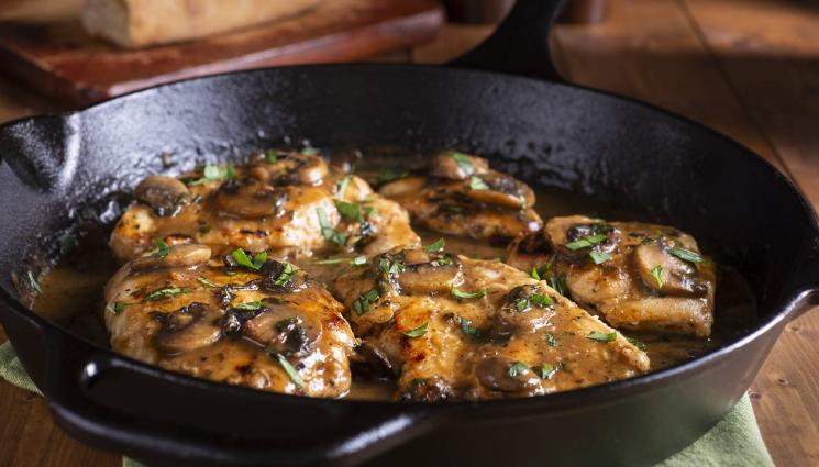 рецепти - БЪРЗО, ЛЕСНО, ВКУСНО: Апетитно филе с гъби, лук и маслини или пък фрикасе с ябълки