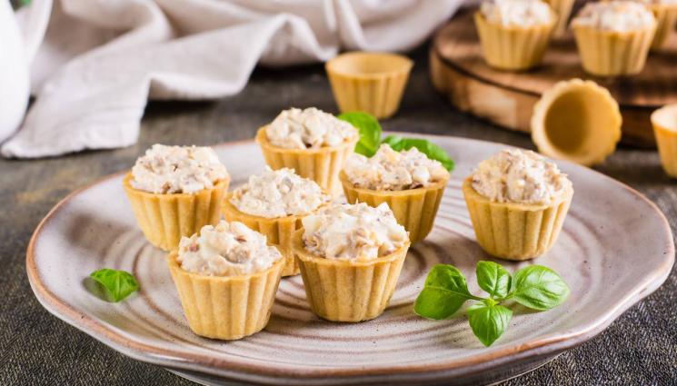 рецепти - АПЕТИТНИ ПРЕДЯСТИЯ: Фунийки с крем от риба тон или пък Камамбер със сушени домати