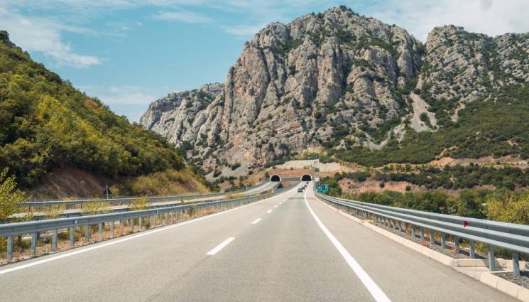 магистрала Гърция - ОФЕРТА НА ДЕНЯ: Ако ви трябва магистрала Гърция дава една под наем, водеща до Атина