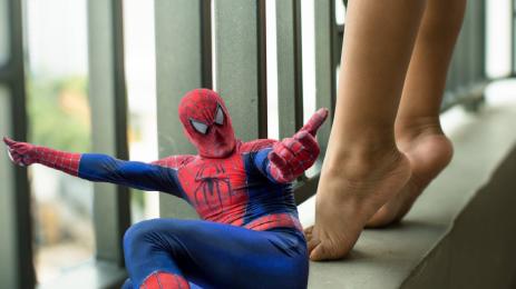 човекът паяк балкон дете