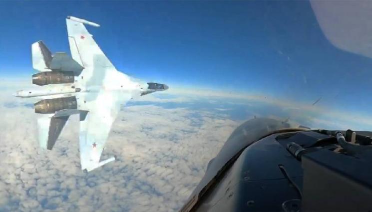 К - Руски изтребител Су-35 прелетя на сантиметри до американски F-16! (ВИДЕО)