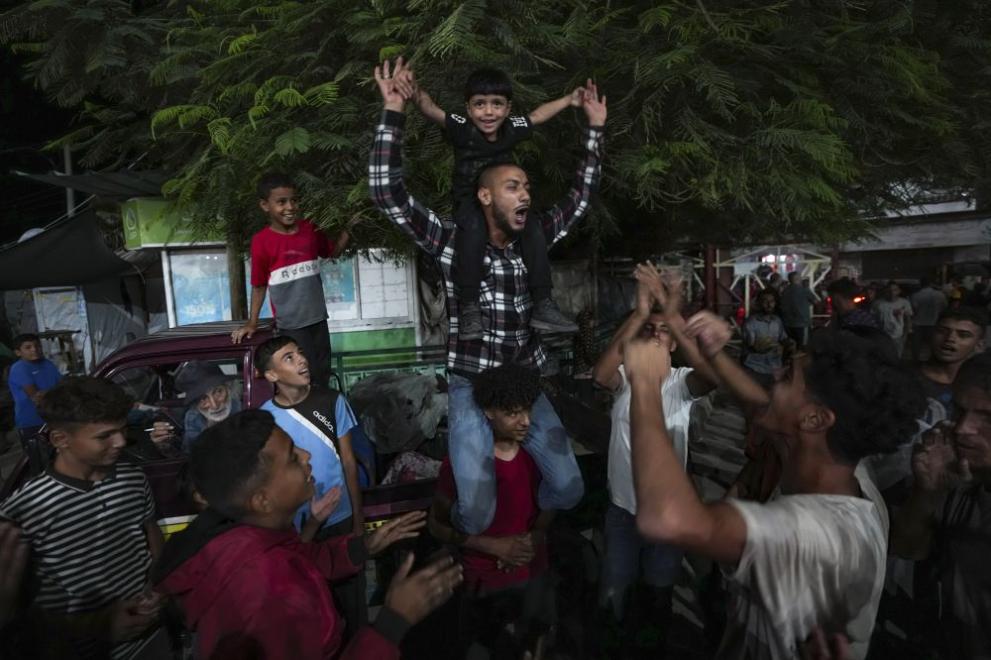 Празненства в Газа и Ливан след ракетната атака на Иран