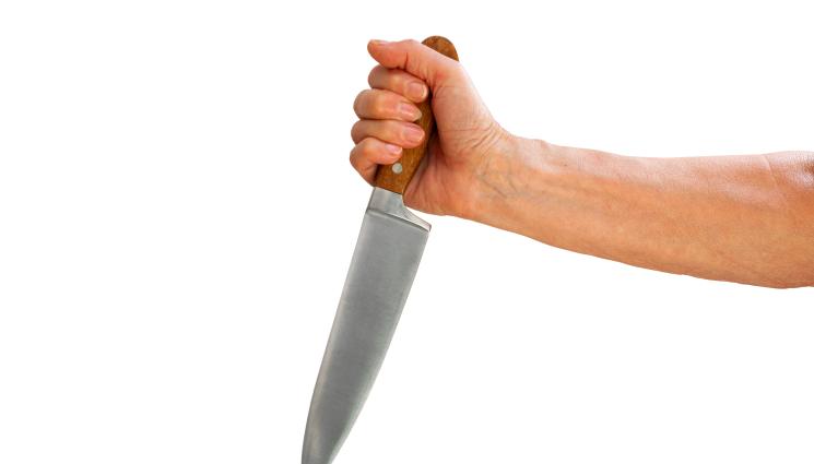 ръка жена нож - ДА НЕ СИ Й НАРЕЩА: Разярена съпруга реши да накълца достойнството на мъжа си!