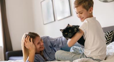 домашна котка и дете