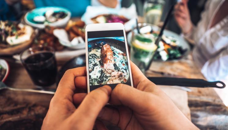 смартфон ресторант - ДИГИТАЛЕН ДЕТОКС: Ресторант черпи, ако ви заключи телефона