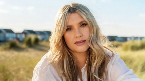 Ella Henderson споделя сингъла "Filthy Rich"