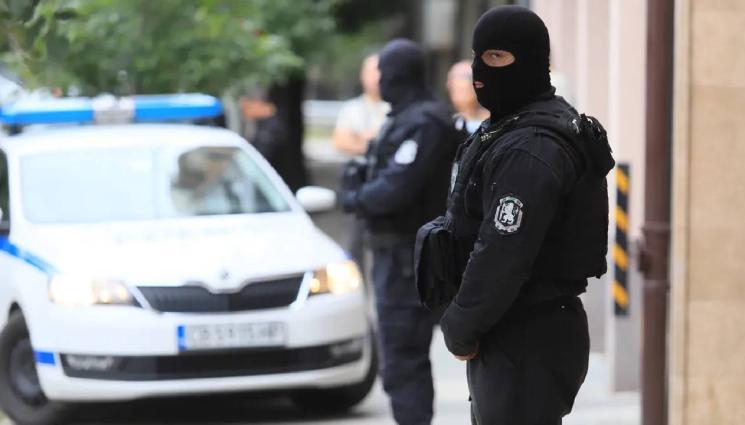 дд - ЕКШЪН: Джигит помете полицай, качи го на капака!