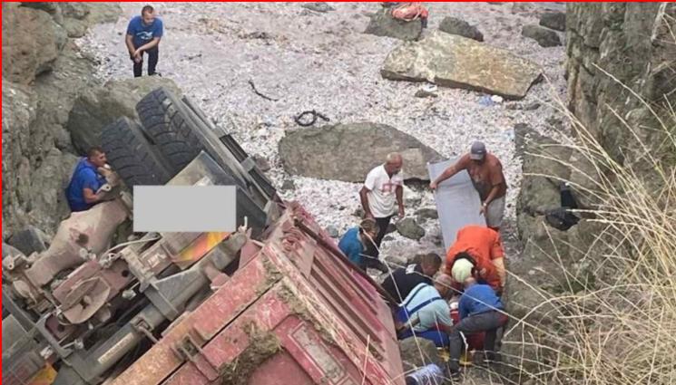 камион - Камион се метна в скали!