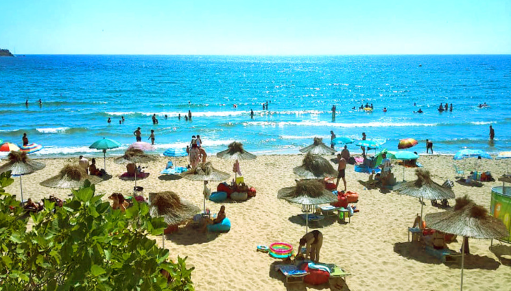 Бургас плаж - ОКТОМВРИ НА МОРЕ: Плажът в Бургас се препълни с хора