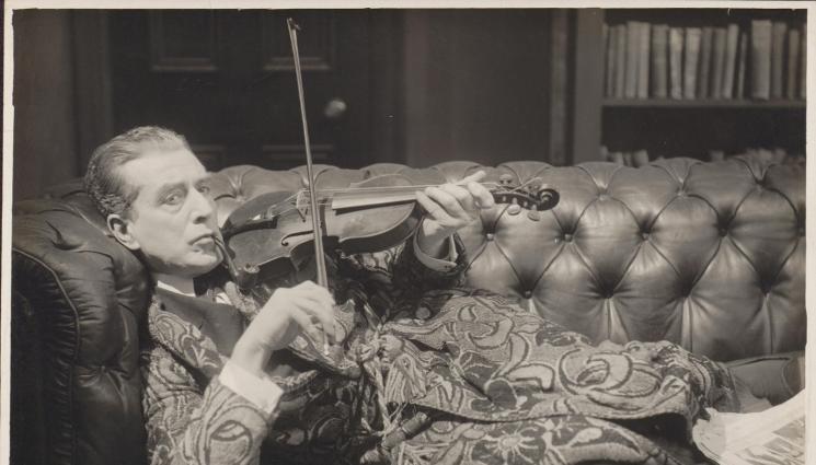 Ейли Норууд - СТО ГОДИНИ ПО-КЪСНО: Завръщат се немите филми за Шерлок Холмс