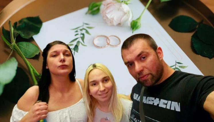 Емили Тротинетката Тихомир Елизабет - ГОРЧИВО: Сватба в тройката на Емили Тротинетката! (СНИМКИ)