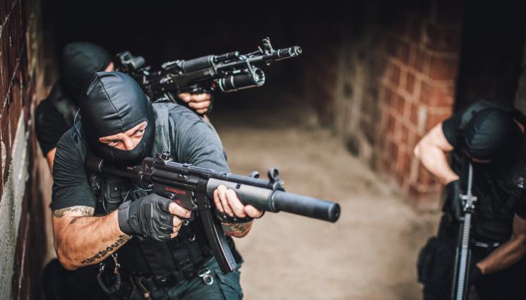 специални части - Арестуваха инфлуенсър с 200 000 последователи, събирал пари за нуждаещи се деца (СНИМКИ)