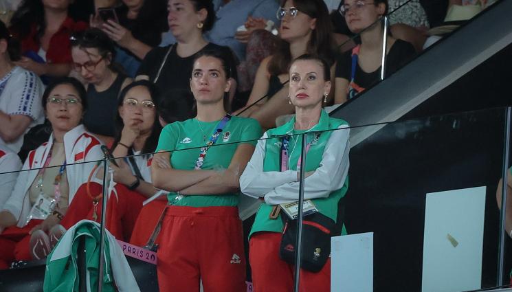 Илиана Раева прашки - Илиана Раева: 7 правителства не могат да ни разширят залата, гола пресконференция ли да дадем?!