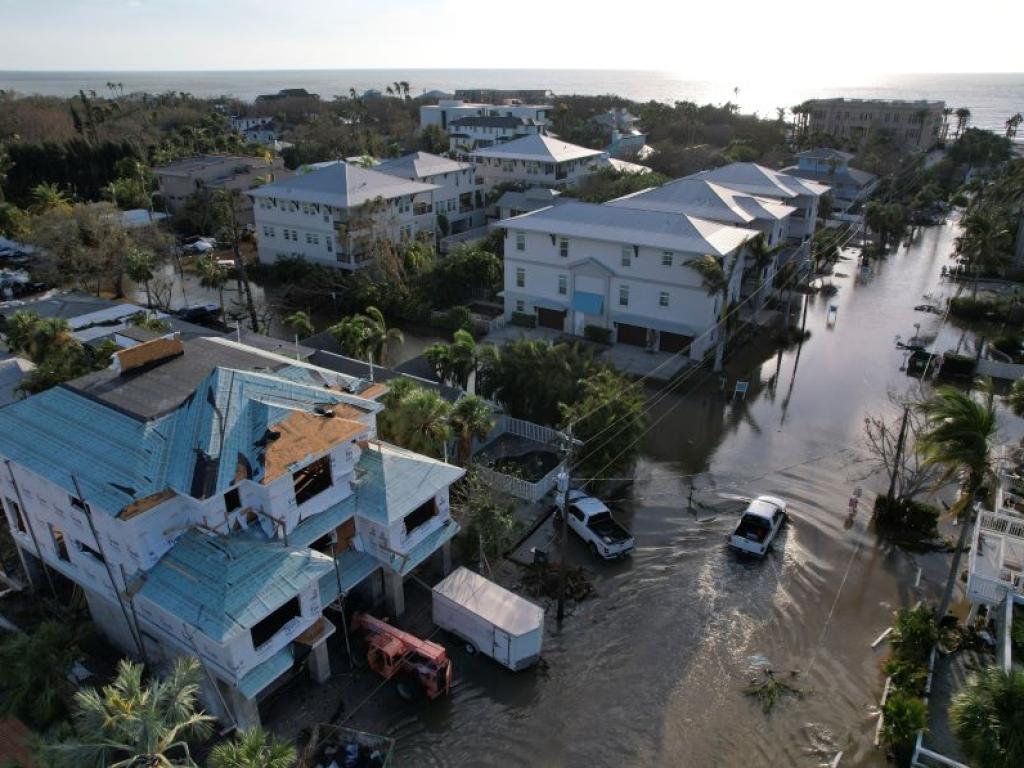 Екипаж на хеликоптер на американската брегова охрана спаси мъж който