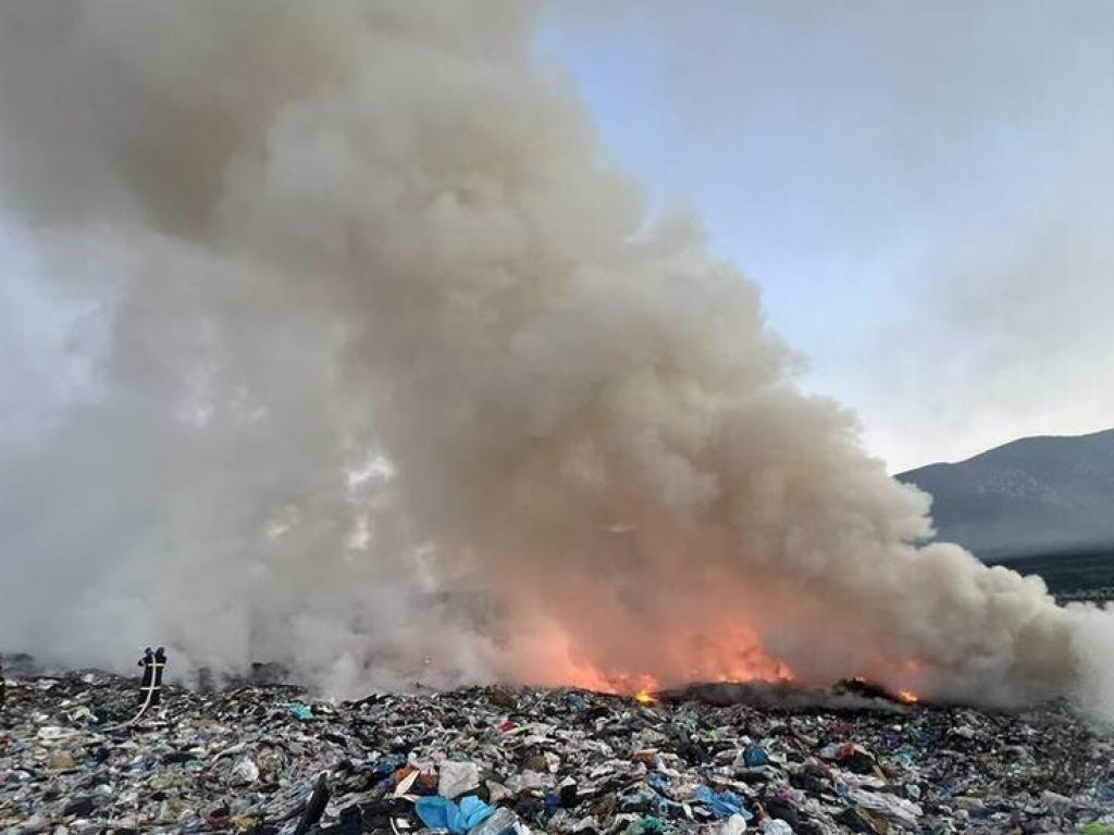 За пожар в депото за битови отпадъци на Мездра и