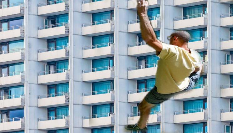 фасада блок - ДИВ ЕКШЪН ПО ФАСАДАТА НА БЛОК: Мъж виси по парапетите, скача от тераса на тераса! (ВИДЕО)