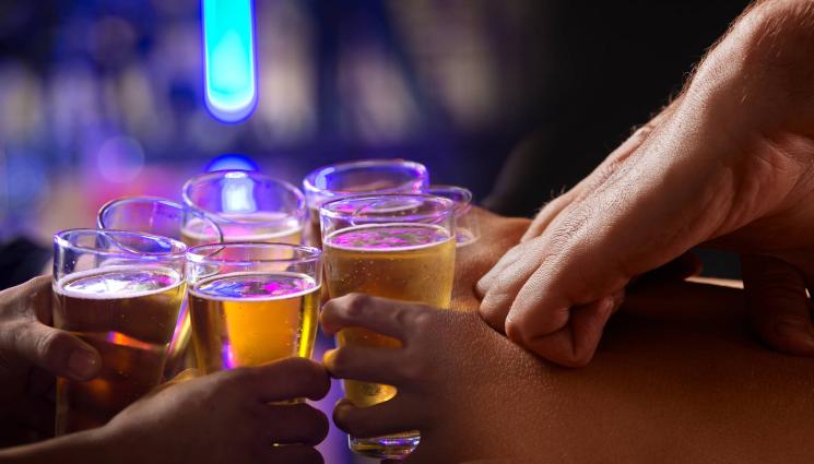 8 демекври - ЗА 8 ДЕКЕМВРИ: Коткат студенти с масажи и алкохол на корем!